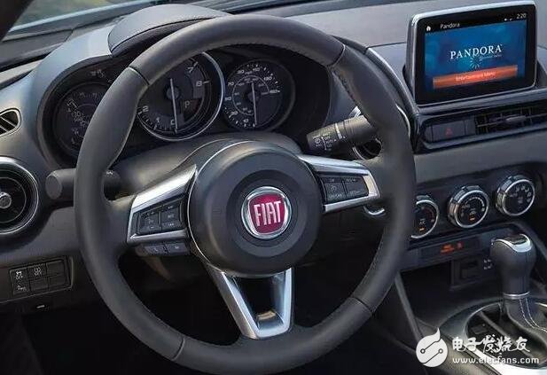 Fiat 124Spider open-top appearance, interior, black and yellow contrast in the color to create a sense of fashion and sport, the price is only 200,000