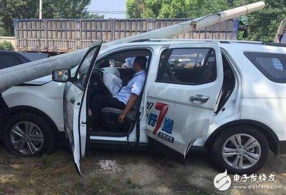 Changan cx70 Shaolin Temple iron head merit origin, even the power pole hit the waist, but the car damage is not serious, the quality of the domestic car is also the lever