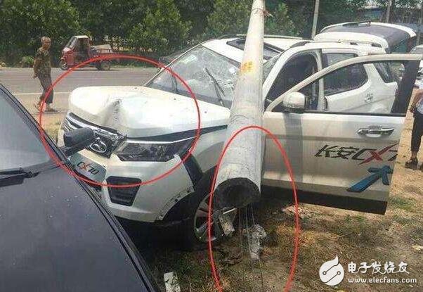 Changan cx70 Shaolin Temple iron head merit origin, even the power pole hit the waist, but the car damage is not serious, the quality of the domestic car is also the lever