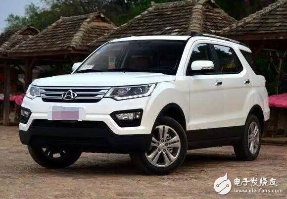 Changan cx70 Shaolin Temple iron head merit origin, even the power pole hit the waist, but the car damage is not serious, the quality of the domestic car is also the lever