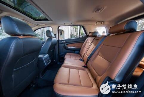 Changan CX70T is a 7-seat SUV that makes the whole family no longer guilty. The Changan CX70T has ample internal driving space. Is it cool to drive away?