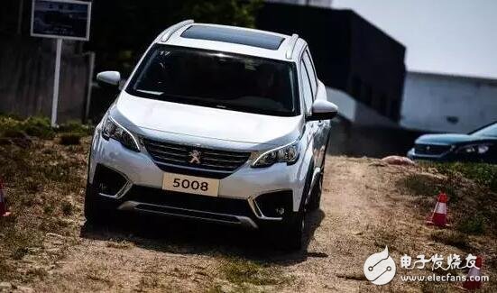 The Peugeot 5008 is a cross-country urban suv with a variety of high-tech intelligent assistive systems that allow you to enjoy a high-quality ride while driving.