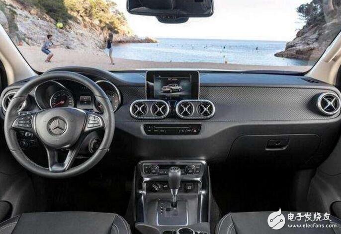 Mercedes-Benz X-class pickup truck looks very luxurious and fashionable, and the sense of science and technology is also good. It feels very good to open this out, which is equivalent to about 290,000 yuan.