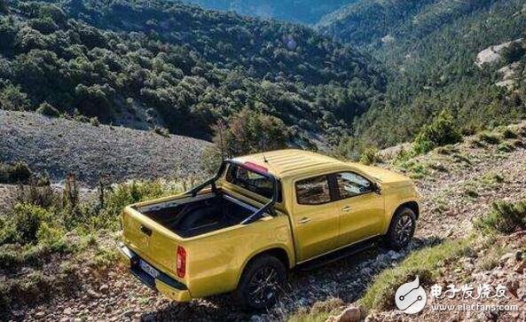 Mercedes-Benz X-class pickup truck looks very luxurious and fashionable, and the sense of science and technology is also good. It feels very good to open this out, which is equivalent to about 290,000 yuan.