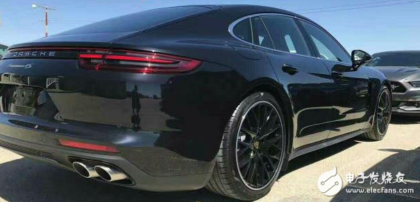 The new generation Panamera4S is equipped with a 2.9T_V6 twin-turbo engine. It takes only 4.4 seconds to accelerate in 100 kilometers. It is so easy to speed up!