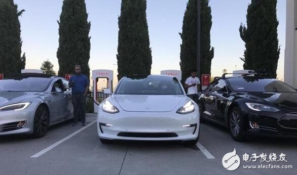 Tesla Model 3 real car exposure, will be officially released in July, the wheel painting style shines