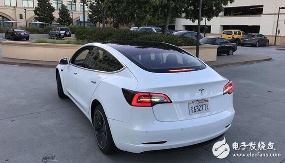 Tesla Model 3 real car exposure, will be officially released in July, the wheel painting style shines