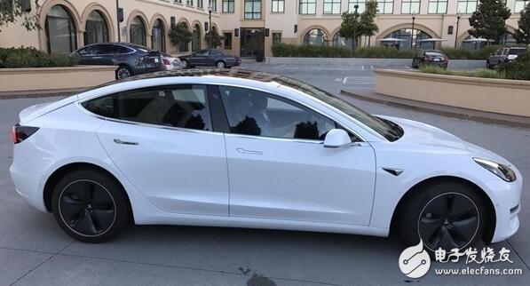 Tesla Model 3 real car exposure, will be officially released in July, the wheel painting style shines