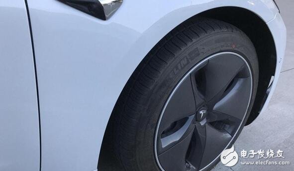 Tesla Model 3 real car exposure, will be officially released in July, the wheel painting style shines