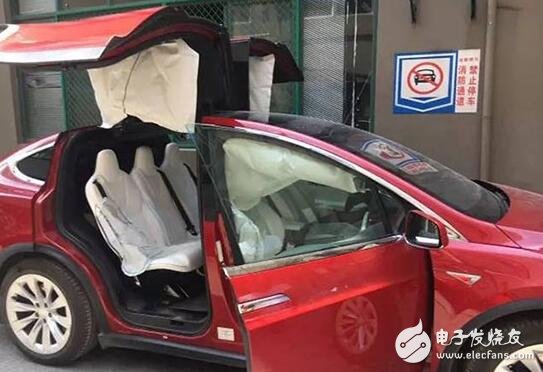 Tesla's first global quality and safety accident! Half-year new car Tesla and other red lights 8 airbags full explosion