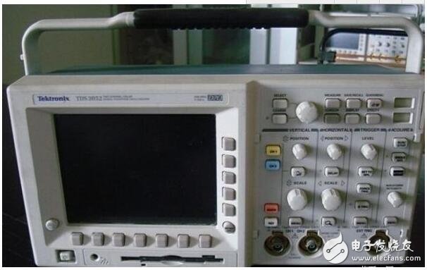 When the display mode switch is placed in the CHA or CHB position, the electronic switch is a monostable circuit. The preamplifier circuit CHA or CHB can work alone. At this time, the dual trace oscilloscope can be used as a normal single line oscilloscope.