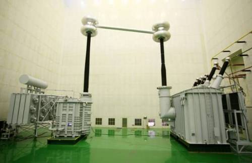 The first single-phase single-column UHV reactor