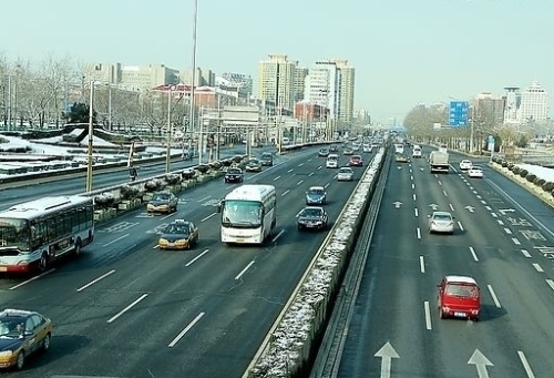 Xiangyang check to ensure the safe operation of the vehicle in the spring