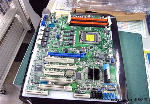 Feeding ahead: The first SNB Xeon motherboard is available