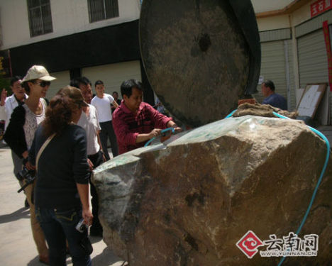 5 tons of emerald wool material started yesterday in Mangshi, Yunnan