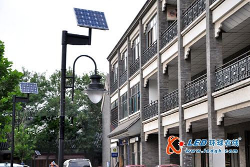 New solar LED street lights debut