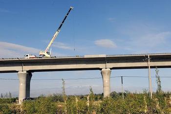 The longest railway overpass in Xinjiang was paved