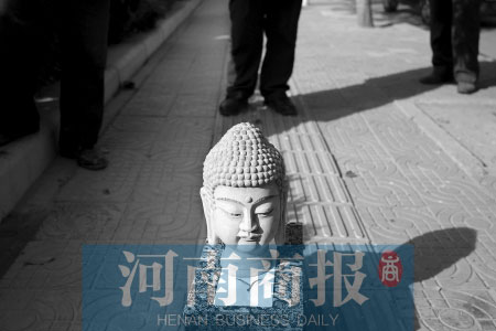 The box reads "The head of the person" with the head of the Buddha. The expert says it is a craft (Figure)