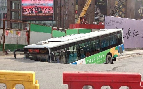 The bus was "swallowed". This is the real "shock"