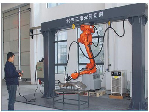 Robotic flexible laser cutting