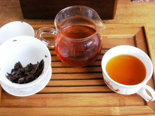 Buy tea to identify the merits of quality depends on the degree of dryness