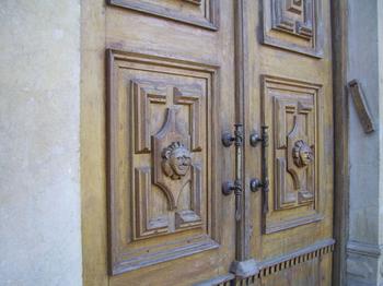 The original wooden doors of "Wen Wen asked to cut"