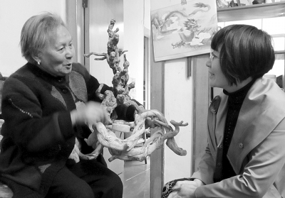 Seventy-year illiterate old woman sculpted into the root carving master