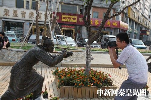 QIN Yu-qin's Qin sculpture sketches debut on the streets of Hong Kong City