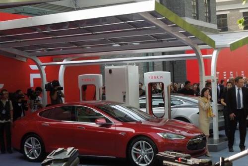Tesla delivers Model S to the first owners