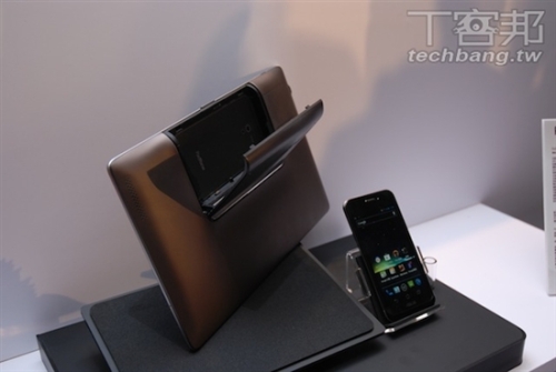 The perfect fit of the mobile phone tablet Asus Padfone officially released