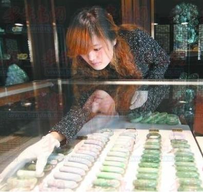 Counterfeit Crystal Costs 20 Selling 2000 Shopping for Mainland Visitors