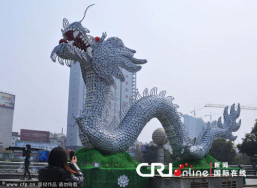 40,000 pieces of blue and white porcelain inlaid with giant porcelain dragons