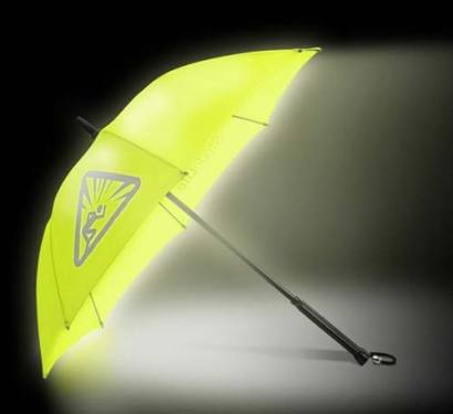 Lighting umbrellas make you no longer alone in rainy nights