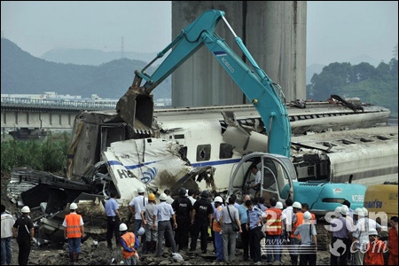 Motor vehicle rear-end construction machinery equipment actively participate in rescue