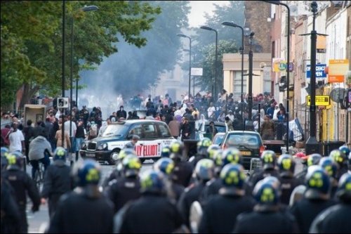 London riots spread to many places Street chaos is like a war zone