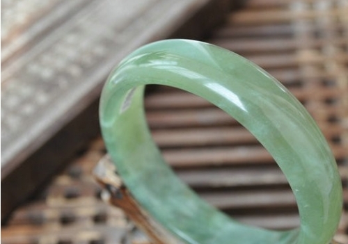 The identification method of Lantian jade