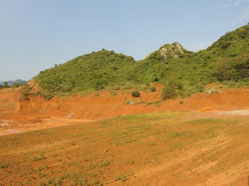 Accumulated bauxite deposits were first discovered in North China