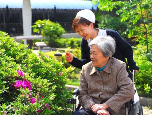 Elderly people can enjoy medical care without going out