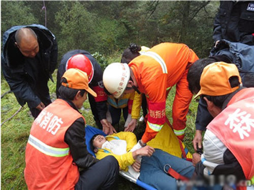 Kunming's multi-sectoral joint launch of tourists trapped in mountain rescue drills