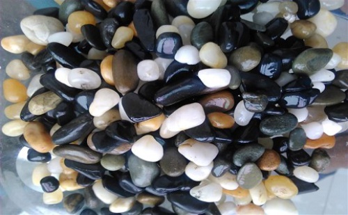The role of colored sandstone pebbles
