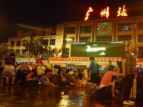 Heavy rains cause 40,000 people to stay in Jingguang Railway
