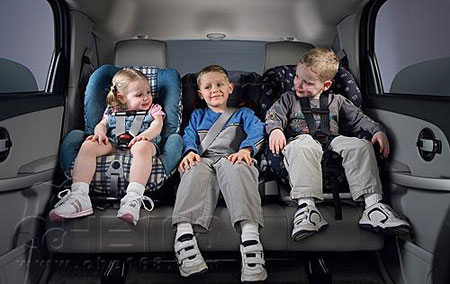 Safety seat guards children's safe travel
