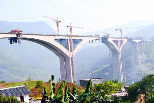 The main part of the Beipan River Bridge will be completed by the end of November