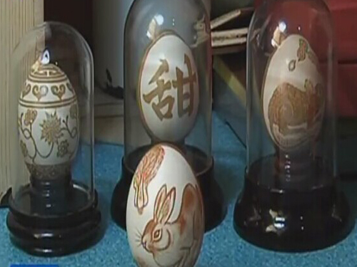 Carving egg shells into exquisite handicrafts