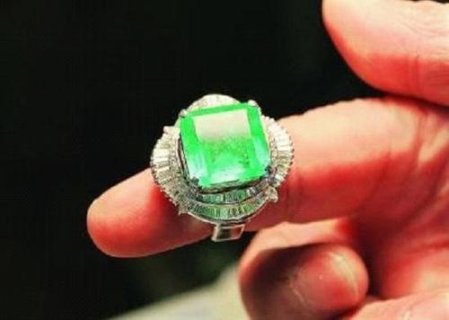 Giant "emerald" gems appeared in Wuhan Estimated 80 million