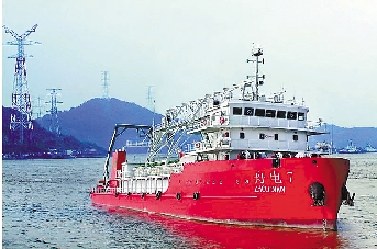 Multifunctional power cable laying vessel put into use