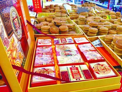 This moon cake takes off its gorgeous coat