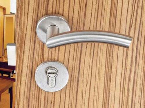 Outline the aspects to pay attention to when buying a lock