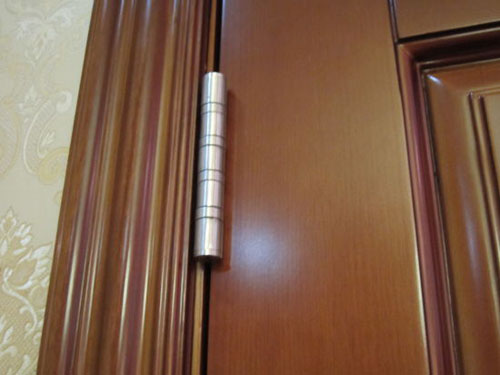 How to properly use and maintain the wooden door hardware