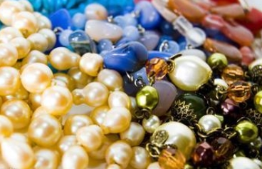 The first summer jewelry online auction market